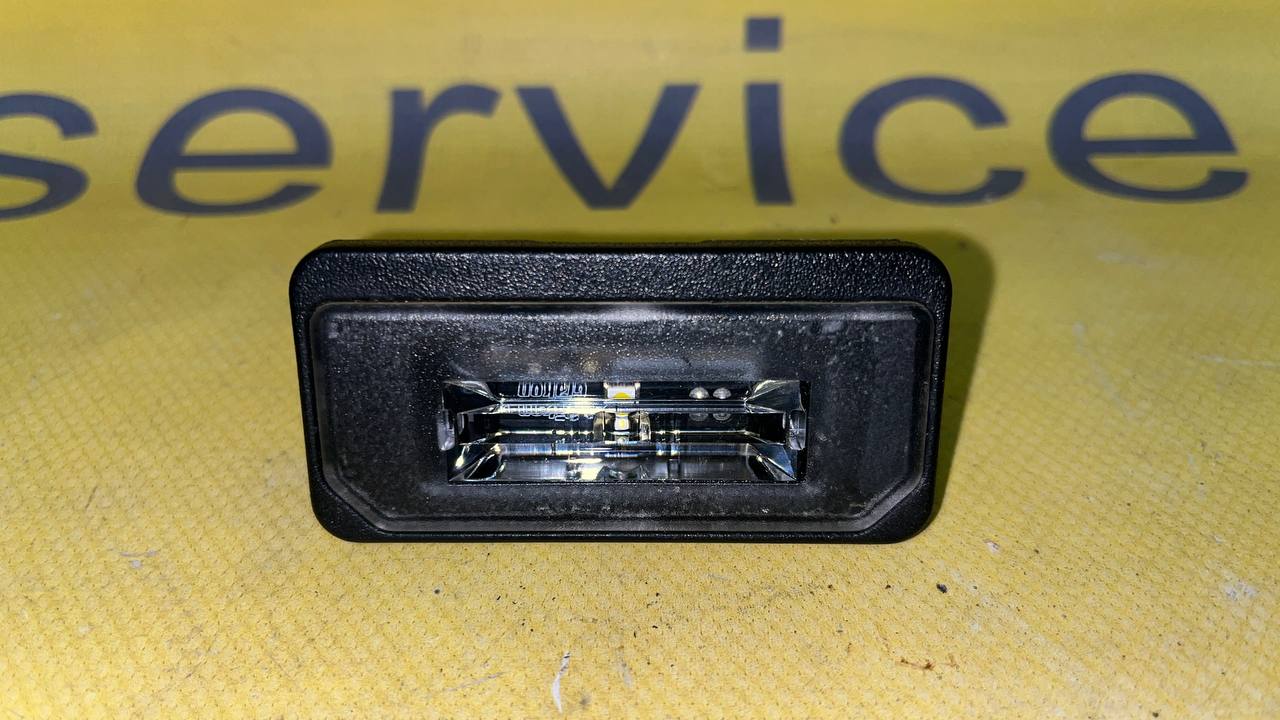 Ліхтар підсвічування номерного знака Tesla Model S, X 1034341-00-B