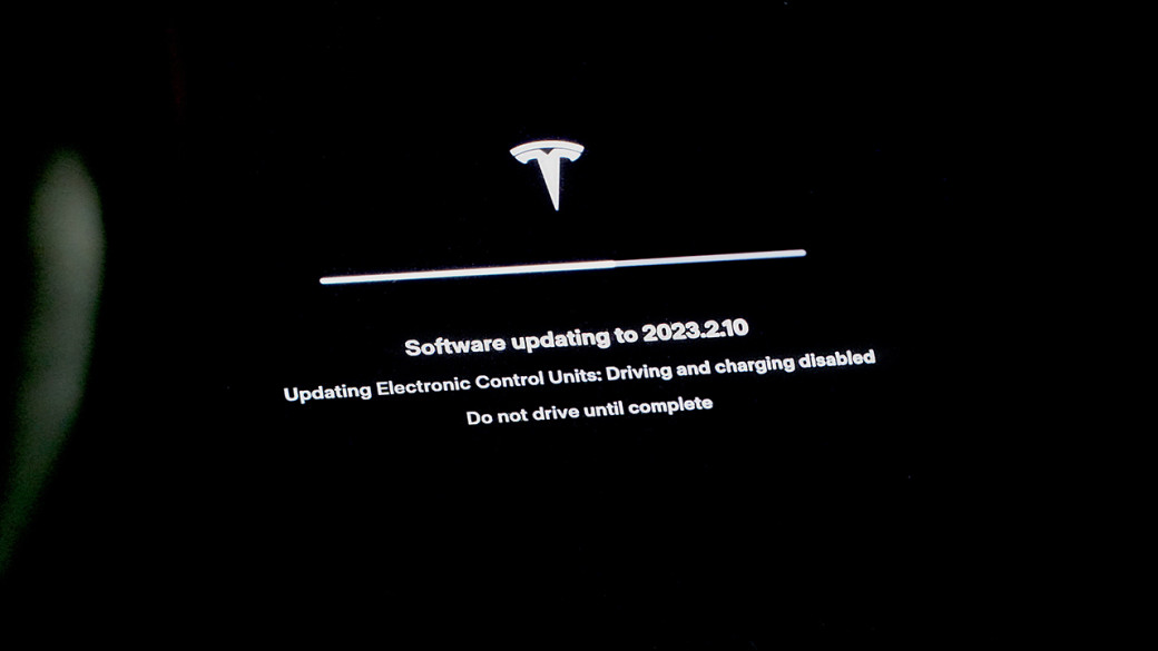 Оновлення прошивки автомобіля Tesla