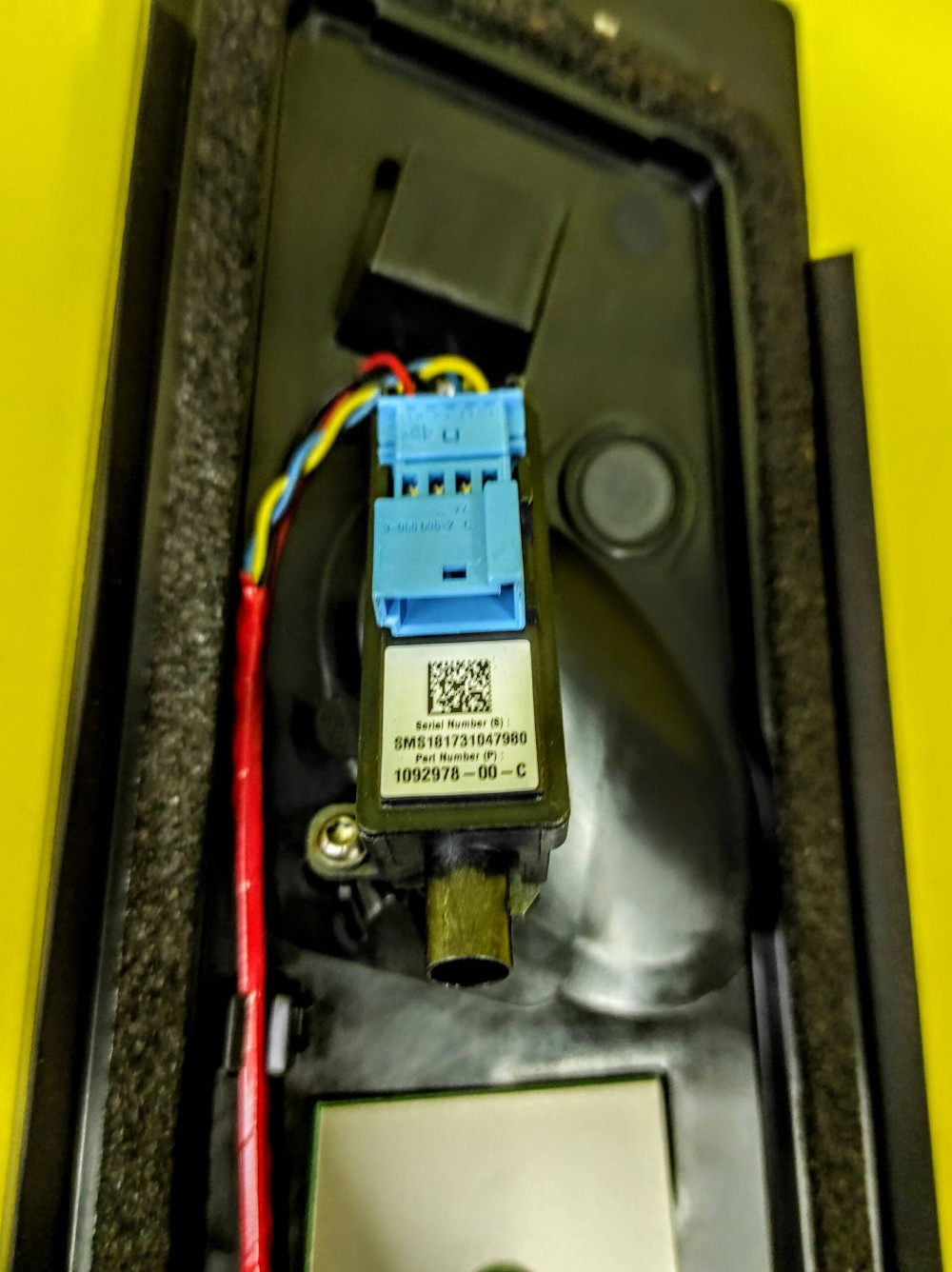 Tesla Model 3 2017-2023 Left Side B-Pillar Glass Applique with Camera Assembly OEM (used) 1109253-90-F  Photo №3