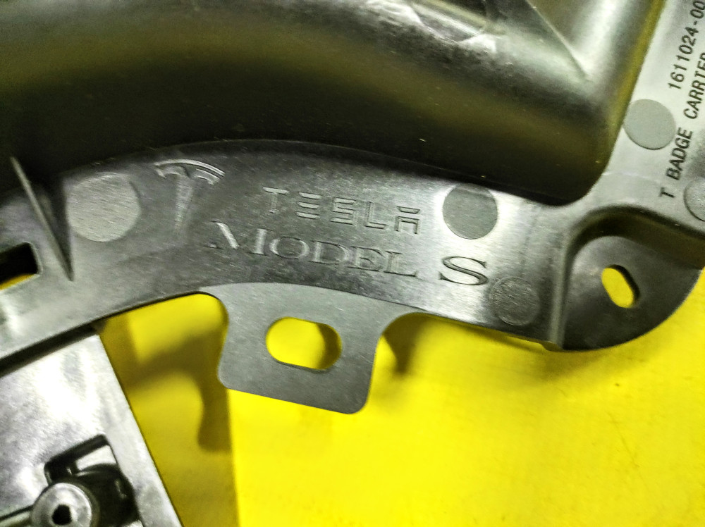Кронштейн хромированной V-образной накладки и "Т" эмблемы переднего бампера Tesla Model SP 2021- 1779981-00-A  Фото №5