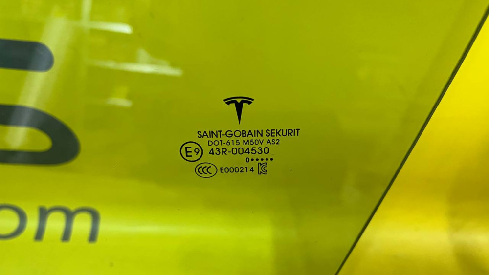 Скло двері передньої лівої одинарне Tesla Model Y 1495508-00-B  Фото №2