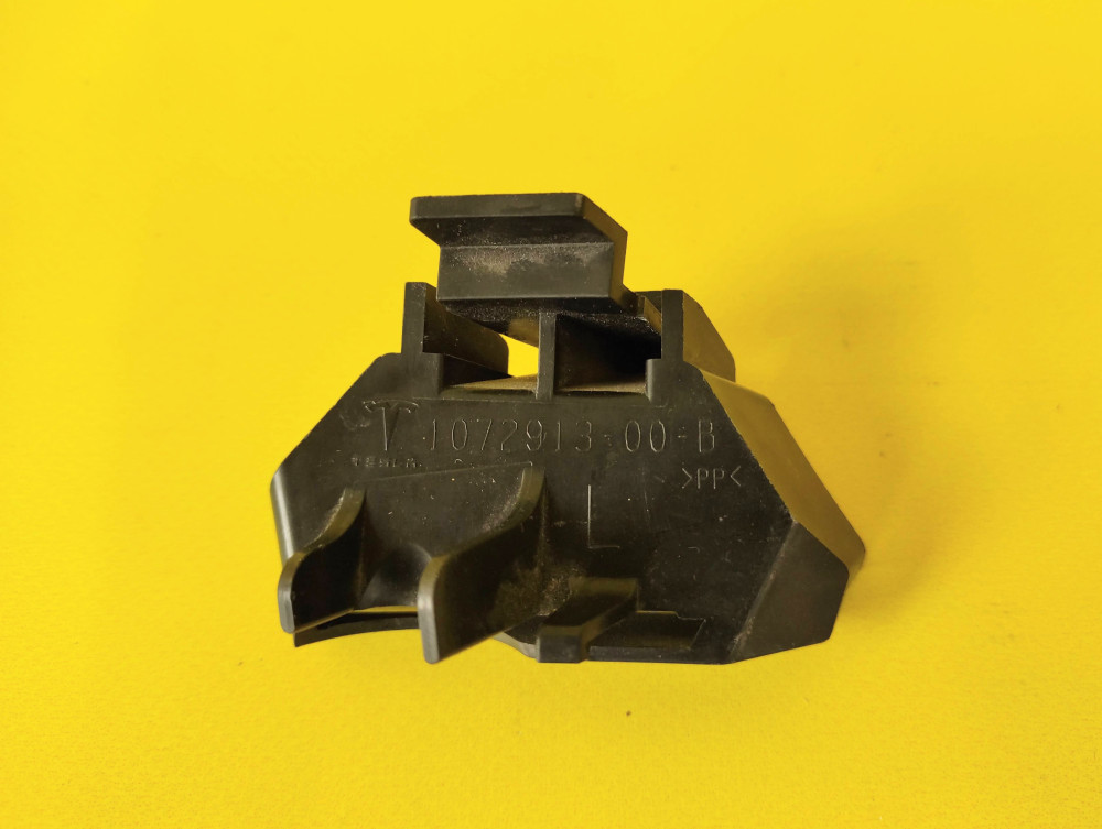 Tesla Model S 2016-2021 Front Bumper Fascia Bracket Lower Left OEM (new) 1072913-00-B  Photo №2