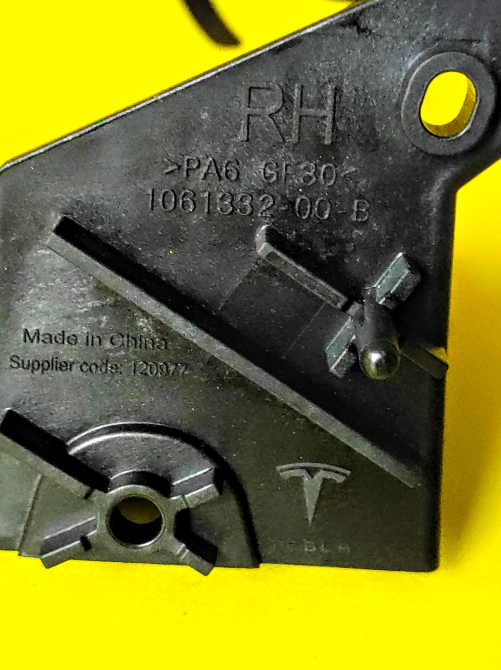 Кронштейн крепления переднего бампера и фары справа Tesla Model S 2016-2021 1061332-00-B  Фото №5