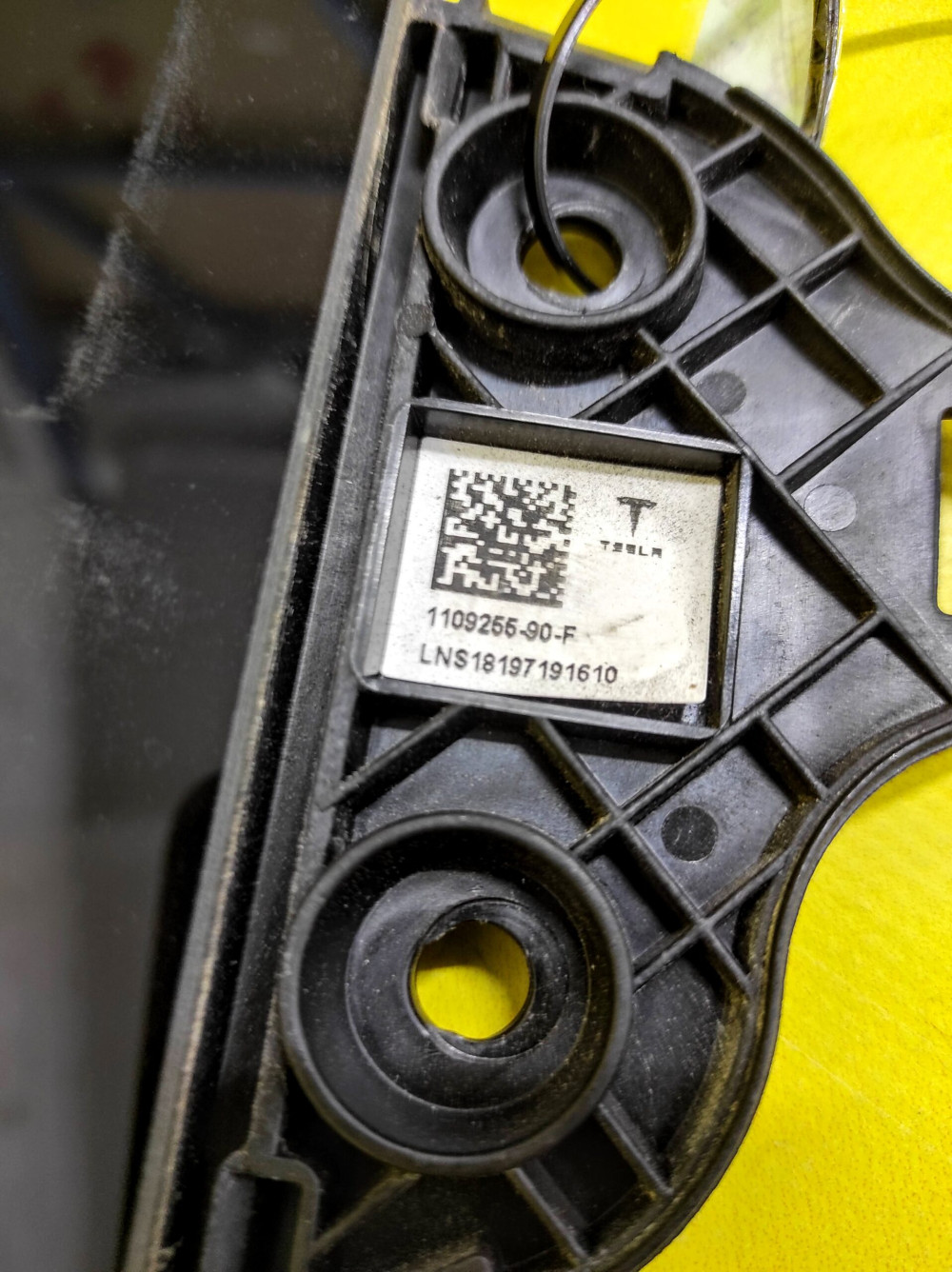 Накладка зовнішня скло стійки B з камерою права Tesla Model 3 2017-2023 1109255-90-F  Фото №6