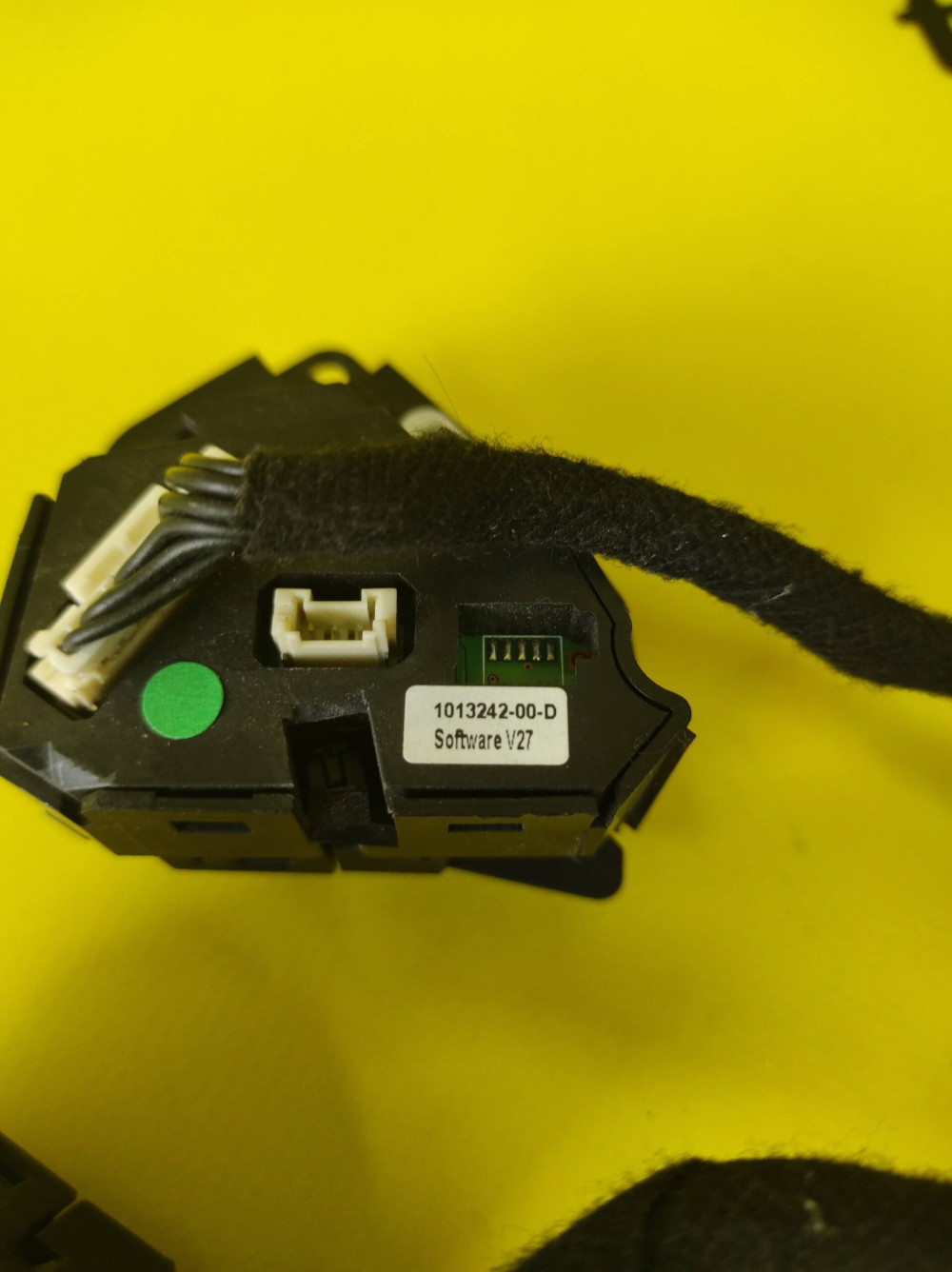 Tesla Model S 2012-2016 Steering Wheel Control Switch Modules and Harness Assembly OEM (used) 1013242-00-D  Photo №6