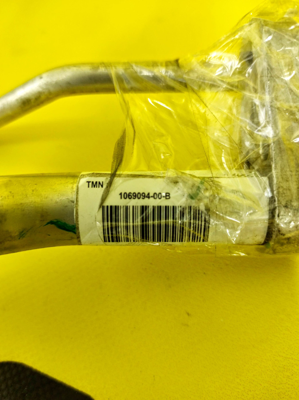 Трубопровод(две магистрали) системы кондиционирования (от клапана TXV к компрессору/соединению с магистралью на правый радиатор и чиллер) RWD Tesla Model S 2016-2021 1069094-00-B  Фото №3