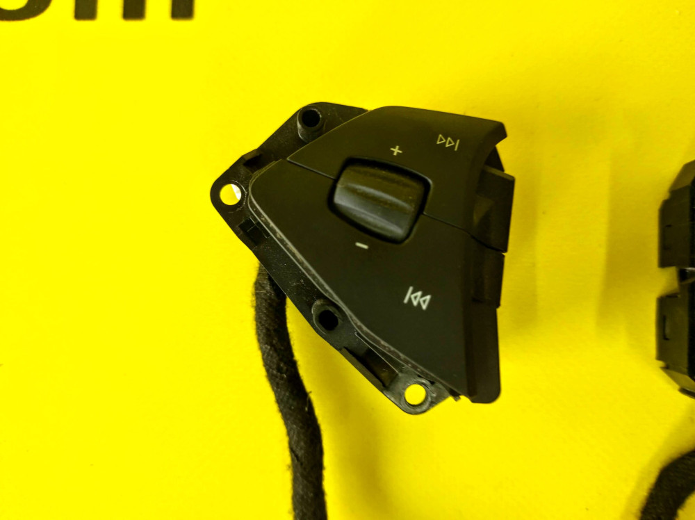 Tesla Model S 2012-2016 Steering Wheel Control Switch Modules and Harness Assembly OEM (used) 1013242-00-D  Photo №4