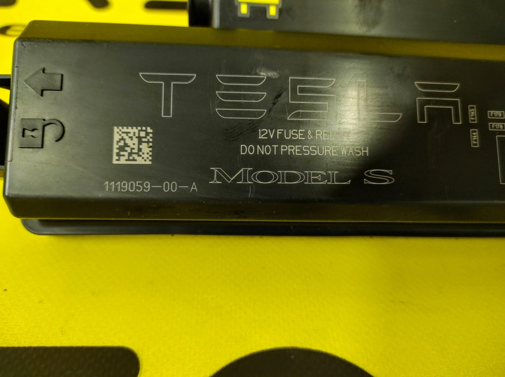 Кришка основного блоку електронних запобіжників EFUSE Tesla Model S 2016-2021 1119059-00-A  Фото №3