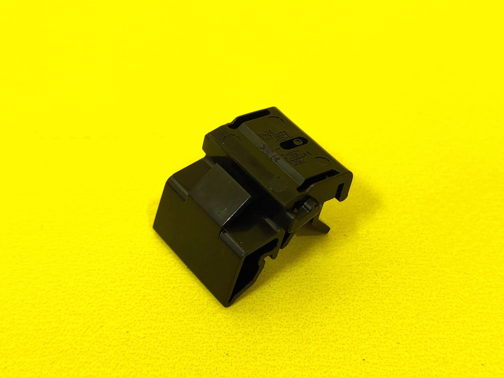 Кліпса кріплення підкапотного боксу Tesla Model 3 2017-2023, 3 Highland, Y 2020-2025, Y Juniper 1472872-00-B  Фото №4