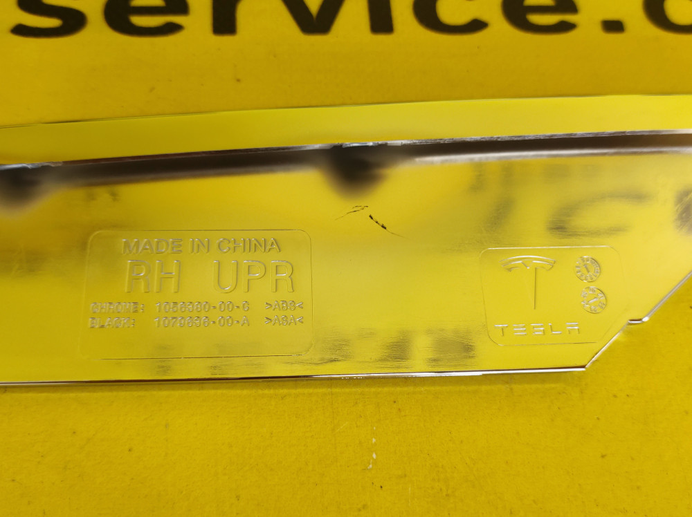 Накладка хром люверса правого верхняя Tesla Model S 2016-2021 1056380-00-C  Фото №3