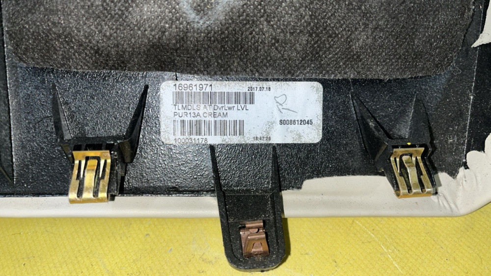 Накладка під кермо нижня ліва бежева (Cream) Tesla Model S / Model X 1002405-22-H  Фото №3