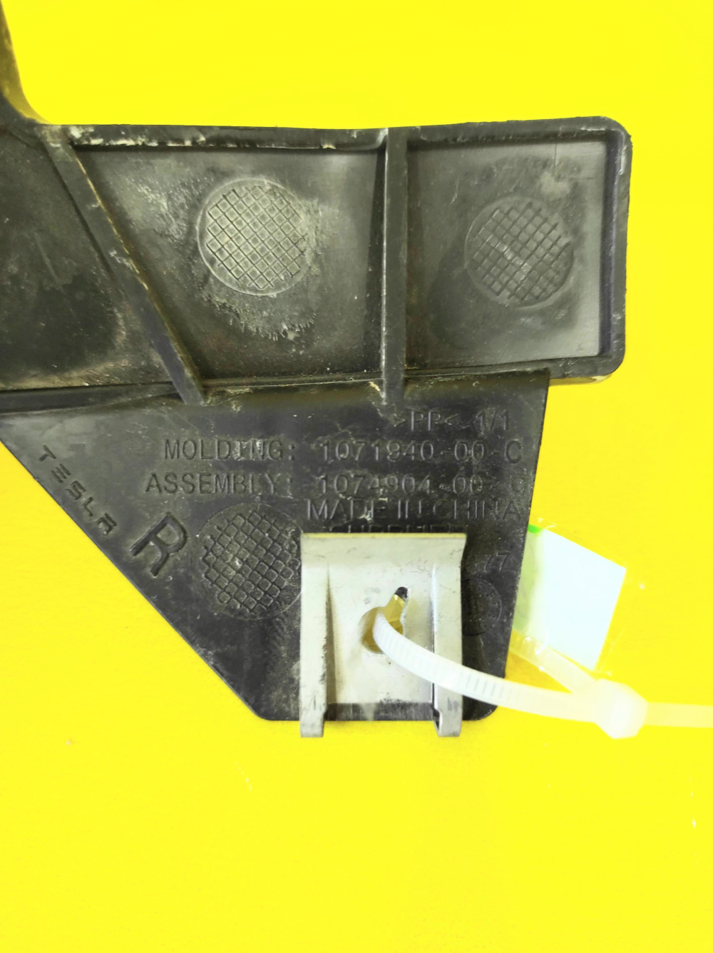 Кронштейн кріплення переднього бампера нижній правий Tesla Model S 2016-2021 1074904-00-C  Фото №3