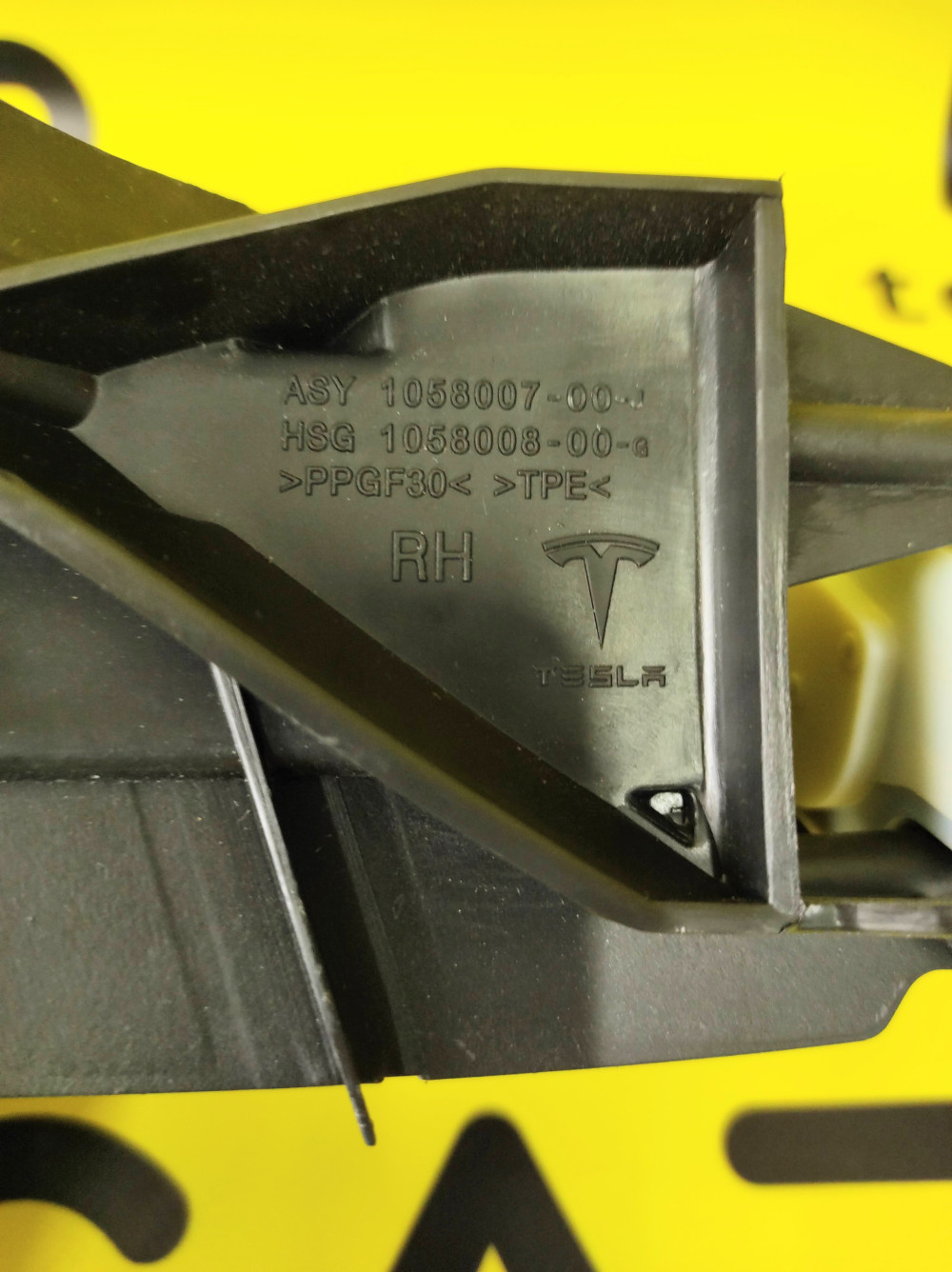 Люверс в зборі з електроприводом правий Tesla Model S 2016-2021 1058007-00-J  Фото №3