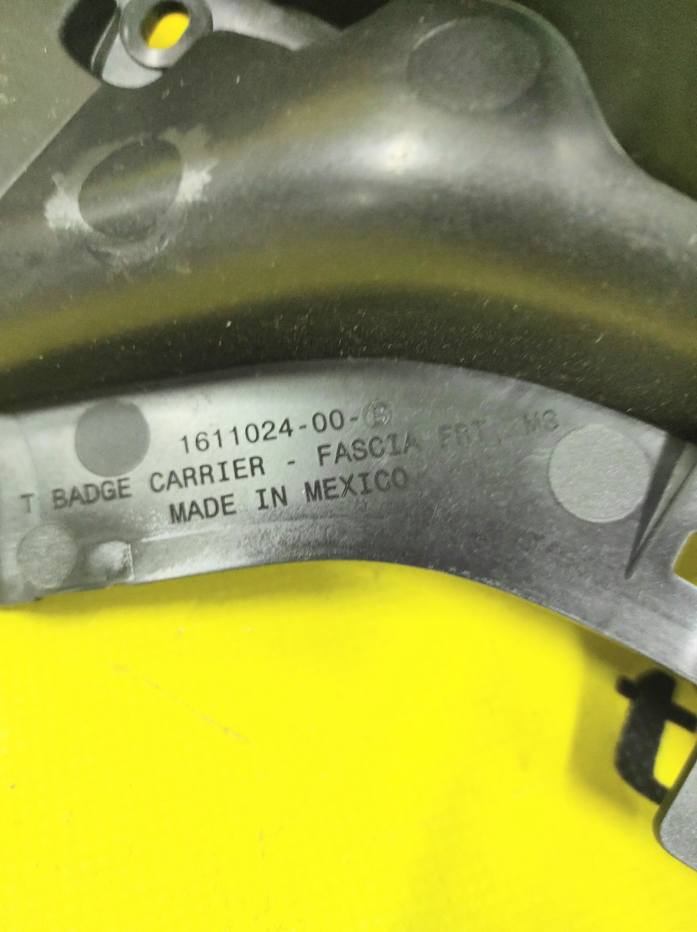 Кронштейн хромированной V-образной накладки и "Т" эмблемы переднего бампера Tesla Model SP 2021- 1779981-00-A  Фото №4