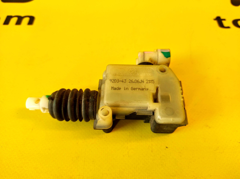 Привод (актуатор) замка капота Tesla Model S(2012-2021), 3 1033010-00-C  Фото №2