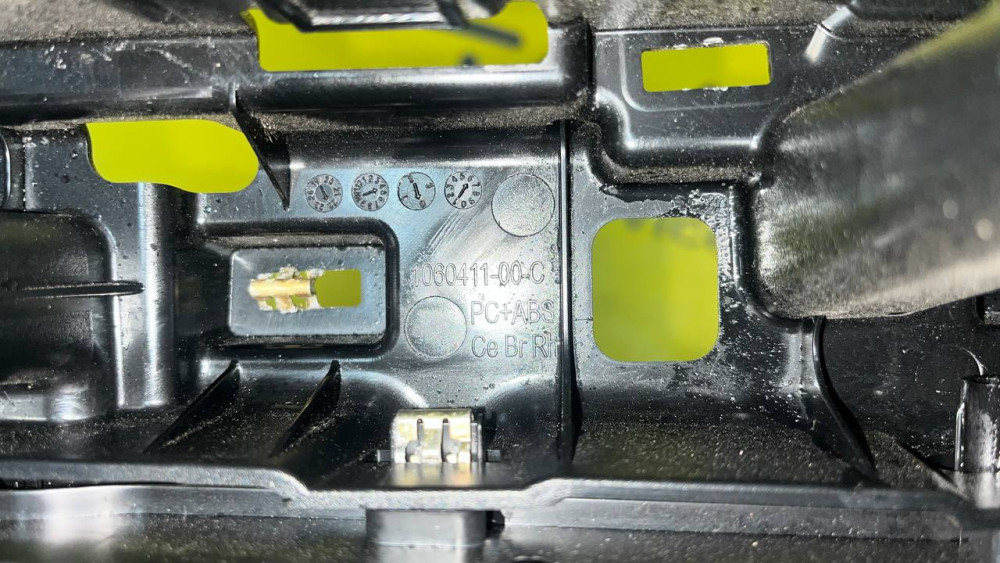 Накладка задніх дверей права верхня Tesla Model X 1060411-00-C  Фото №3