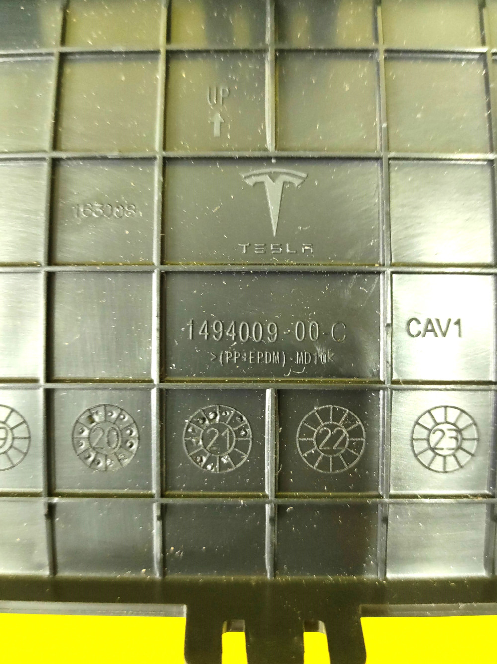 Накладка (заглушка) буксировочного крюка фаркопа в нижней накладке заднего бампера Tesla Model Y 2020-2025 1494009-00-C  Фото №3