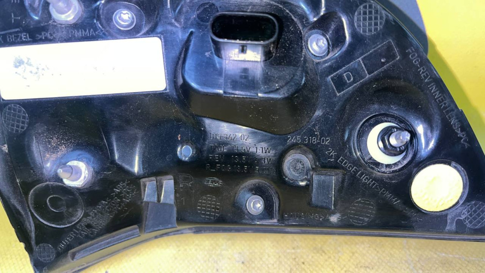Правий ліхтар кришки багажника (4-pin) Tesla Model 3 (17-23), Model Y (20-25) 1502089-00-B  Фото №4