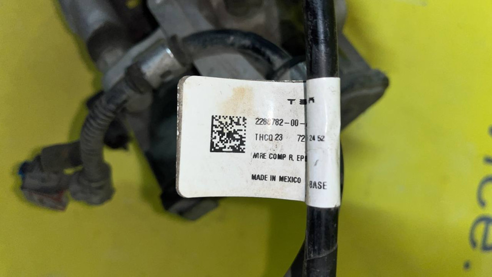 Tesla Model Y 2020-2025, 3 2017-2023, 3 Highland Rear Right Brake Caliper - BASE - RH OEM (used) 1044624-00-J  Photo №2