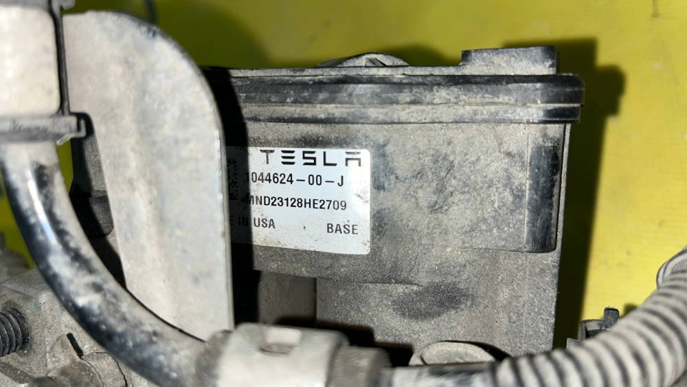 Tesla Model Y 2020-2025, 3 2017-2023, 3 Highland Rear Right Brake Caliper - BASE - RH OEM (used) 1044624-00-J  Photo №3