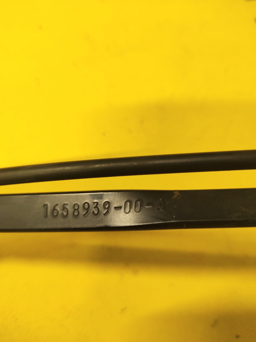 Tesla Model  Y 2020-2025 Windshield Wiper Arm and Blade Assembly - Passenger Side OEM (used) 1658938-00-A  Photo №3