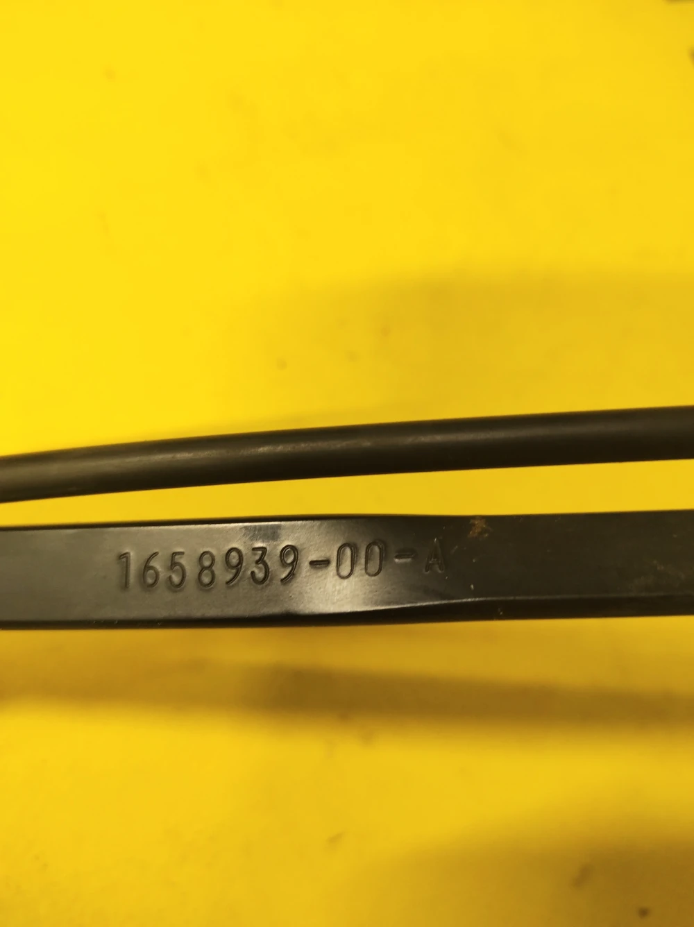Tesla Model  Y 2020-2025 Windshield Wiper Arm and Blade Assembly - Passenger Side OEM (used) 1658938-00-A  Photo №3