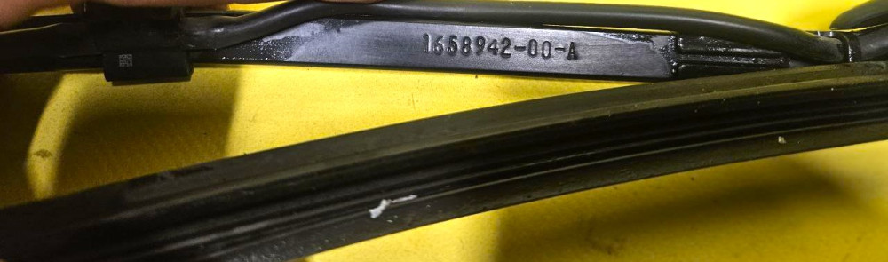 Держатель (поводок) стеклоочистителя в сборе с щеткой - сторона водителя Tesla Model Y 2020-2025 1658941-00-A  Фото №3