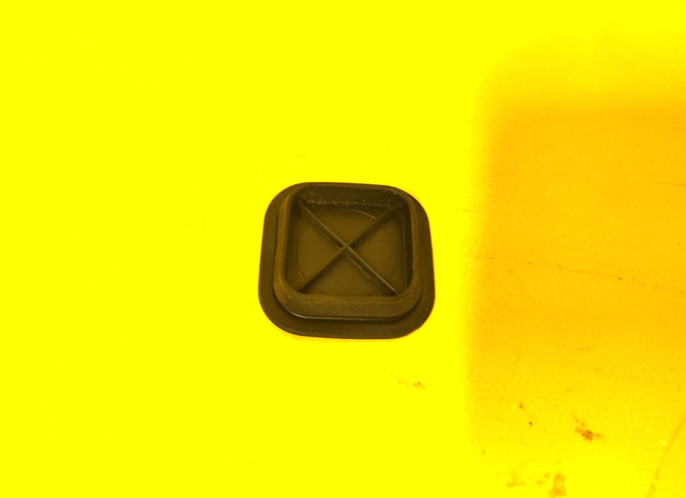 Заглушка резиновая задних дверей квадратная (26х26 - TPV) Tesla Model Y 2020-2025, Y Juniper 1507355-00-A  Фото №2