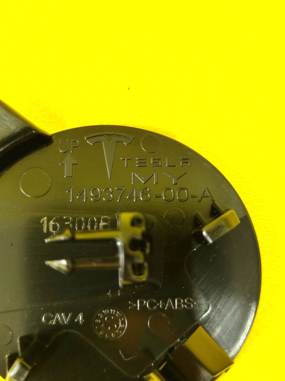 Заглушка отвору буксирувального гака в облицюванні переднього бампера Tesla Model Y 2020-2024 1493746-00-A  Фото №4