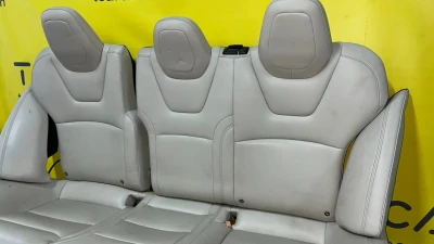 Лівий валик (боковина) спинки заднього сидіння Tesla Model S PUR CREAM 1452634-03-A