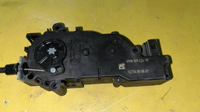 Привід (дотяжка) замка кришки багажника Tesla model S 12-25 1003549-00-D