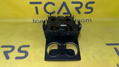 Підстаканники ззаду в центральній консолі Tesla Model X 22–26-1632526-00-C