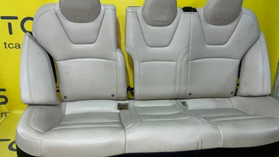 Правий валик (боковина) спинки заднього сидіння Tesla Model S PUR CREAM 1452734-03-A