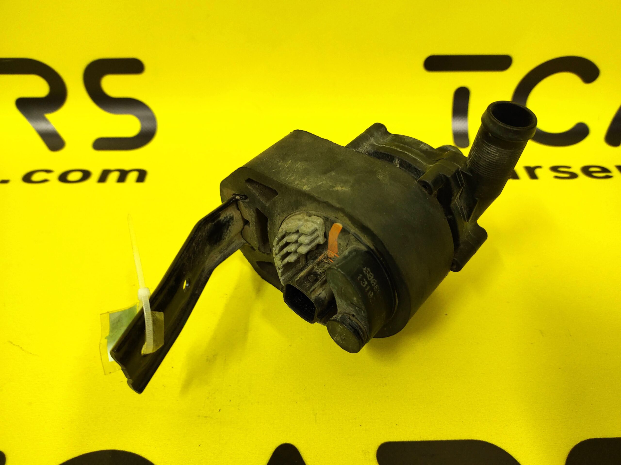 Tesla Model S 2012-2021 Battery Coolant Pump 2(Front RH) with Bracket and Isolator OEM (used) 6008047-00-E  Photo №3