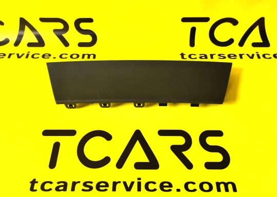 Накладка (заглушка) буксировочного крюка фаркопа в нижней накладке заднего бампера Tesla Model Y 2020-2025 1494009-00-C