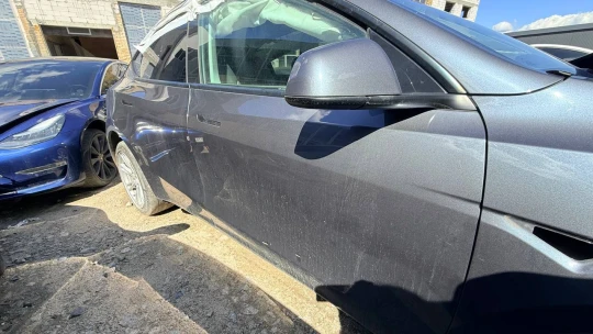 Двері передні праві Tesla Model Y (1501462-E0-A)