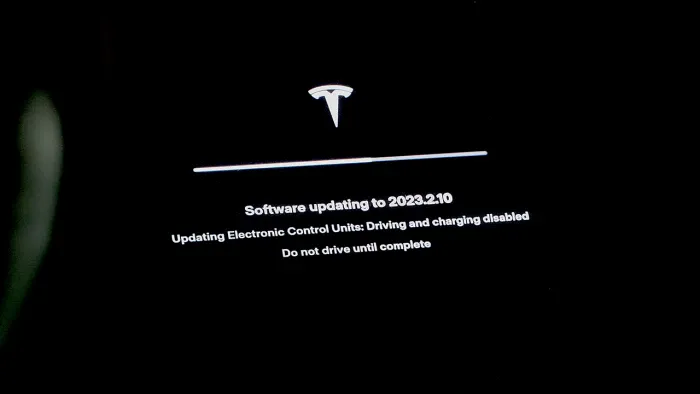 Оновлення прошивки автомобіля Tesla