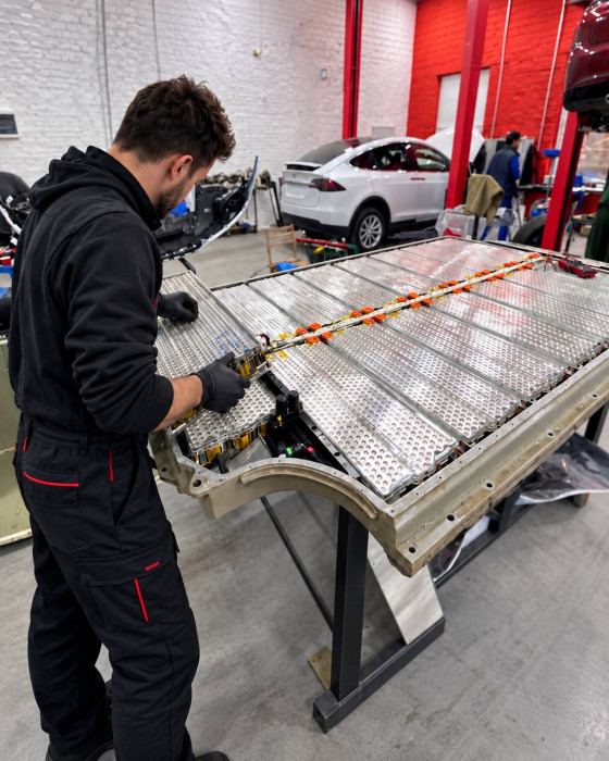 ТО батарей Tesla. Чистка клапанів Tesla Model S / Model X