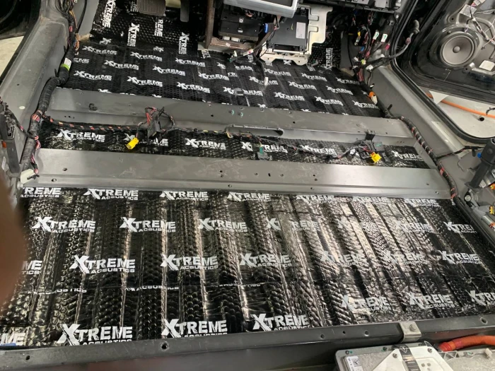 Шумоізоляція авто Tesla