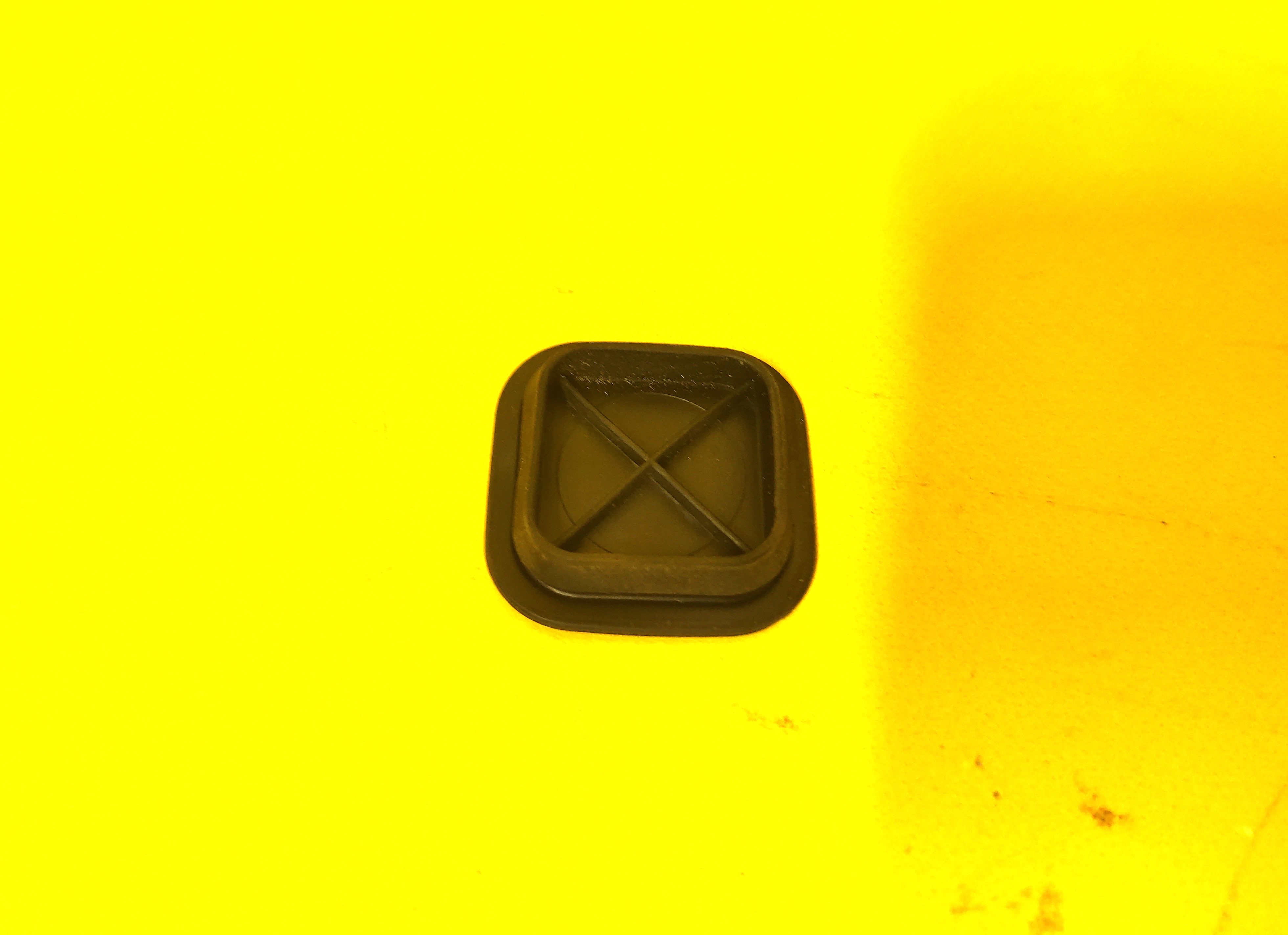 Заглушка резиновая задних дверей квадратная (26х26 - TPV) Tesla Model Y 2020-2025, Y Juniper 1507355-00-A  Фото №2